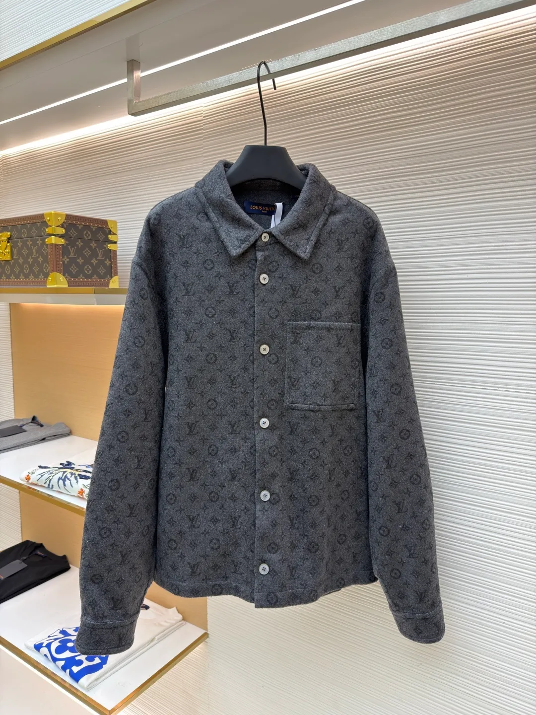 LOUIS VUITTON single-breasted jacket ●Original version: purchased and developed for 25500 ●Item number: 1682365-D50 ●Fabric: wool fabric ●Technology: made on positioning cutting machine ●Color: gray ●Version: fitted version ●Weight: about 1000 grams ●Size: 46-48-50-52 ●Description: This Louis Vuitton double-sided shirt-style single-breasted jacket is made of double-sided weaving technology. It selects high-density blended wool fabrics and is custom-woven and dyed to present classic old pattern dark patterns. It can be worn on both sides. One side has a dark gray presbyopic texture, and the other side has a solid matte texture. The fabric has been pre-shrunk and anti-pilling, making it soft to the touch and durable. The body of the garment adopts positioning cutting technology to accurately match the symmetry of the presbyopia pattern. The error of each piece is controlled within 0.2cm. The splicing joints are processed by manual overlocking technology, and the stitches are fine and smooth to avoid burr problems. The placket uses custom-made mother-of-pearl buttons, which are hand-polished and polished, with a warm texture. The shirt collar is three-dimensionally cut, with a built-in shaping interlining to ensure stiffness. The hem and cuffs are overlocked to enhance durability. The overall shape follows an ergonomic design, taking into account both wearing comfort and the brand's classic aesthetic details. The overall wiring is straight and delicate, the fabric is comfortable and soft, and the color is consistent without color difference. It can be matched with the same style to create a fashionable look and control various occasions. Customized accessories, complete with three standards, same style for men and women!